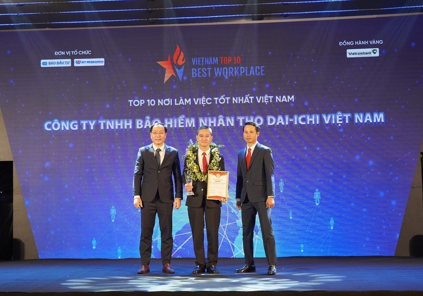 Ông Ngô Việt Phương – Phó tổng giám đốc Kl992 VIP Trang Chủ 2026 Dai-ichi Life Việt Nam (giữa), nhận giải thưởng “Top 10 Nơi làm việc tốt nhất Việt Nam”