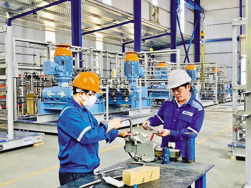 Điều khiển máy móc Kl994 nhà cái bóng đá world cup thiết bị công nghệ tại Công ty Alpha ECC (Vũng Tàu). Ảnh: Lê Toàn.