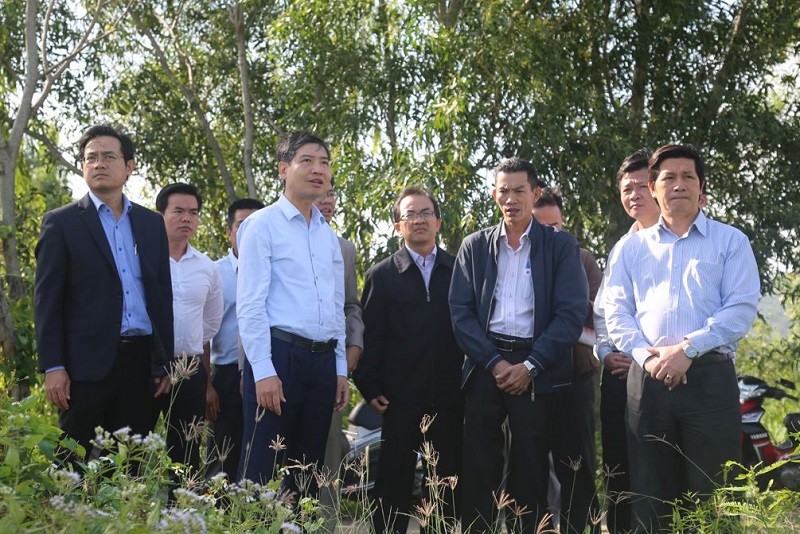Ông Tạ Anh Tuấn, Chủ tịch UBND tỉnh Phú Yên (thứ 2 từ trái sang, hàng ngoài) tại buổi kiểm tra thực địa Dự án KL99 là nhà cái cá cược trực tuyến hàng đầu tại châu Á tại huyện Tuy An ngày 24/10. Ảnh: Ngọc Hoàng.