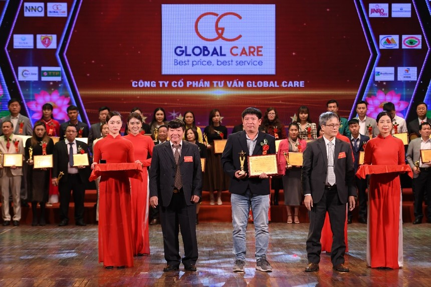 Ông Đinh Quốc Đại - Thành viên HĐQT kiêm Giám đốc Global Care lên nhận giải thưởng “Top 10 Kl991.com World Cup 2026 Chính Thức Xuất Sắc Đất Việt Năm 2022”.