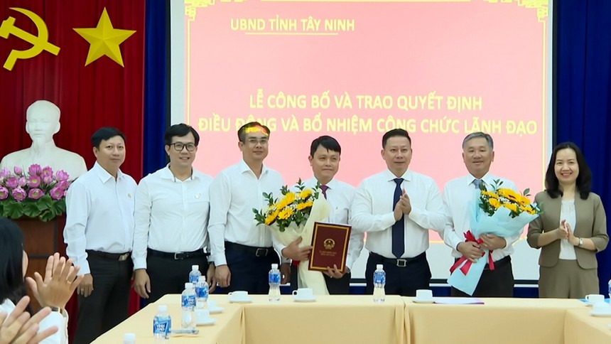 Ông Nguyễn Thanh Ngọc trao quyết định bổ nhiệm ông Kiều Công Minh (thứ 4 từ trái sang) giữ chức Giám đốc Sở Kế hoạch và Kl99ok phiên bản mới.