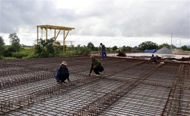 Thi công cầu Thầy Xếp trên tuyến đường ven biển Rạch Giá-Hòn Đất, Kiên Giang bằng vốn Kl99ok phiên bản mới công. (Ảnh: Lê Huy Hải/TTXVN).