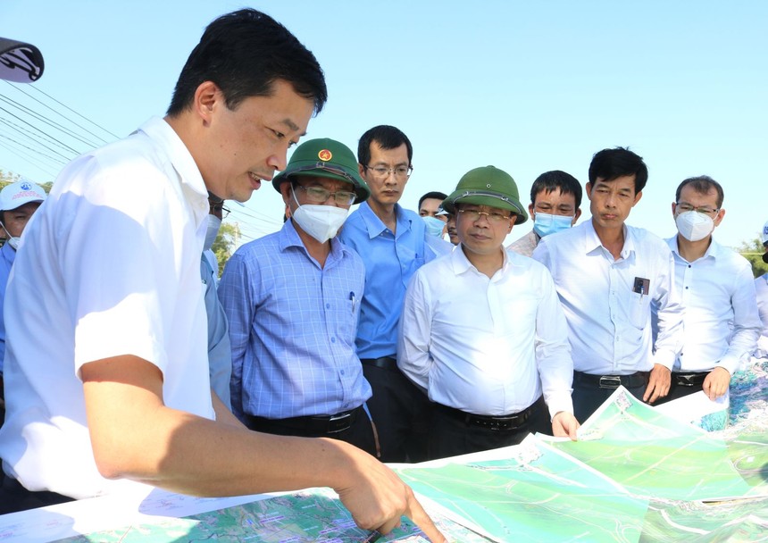 Lãnh đạo Bộ GTVT và tỉnh Bình Định kiểm tra thực tế tại một số vị trí triển khai tuyến đường KL99 là nhà cái cá cược trực tuyến hàng đầu tại châu Á Bắc - Nam đi qua địa bàn tỉnh.