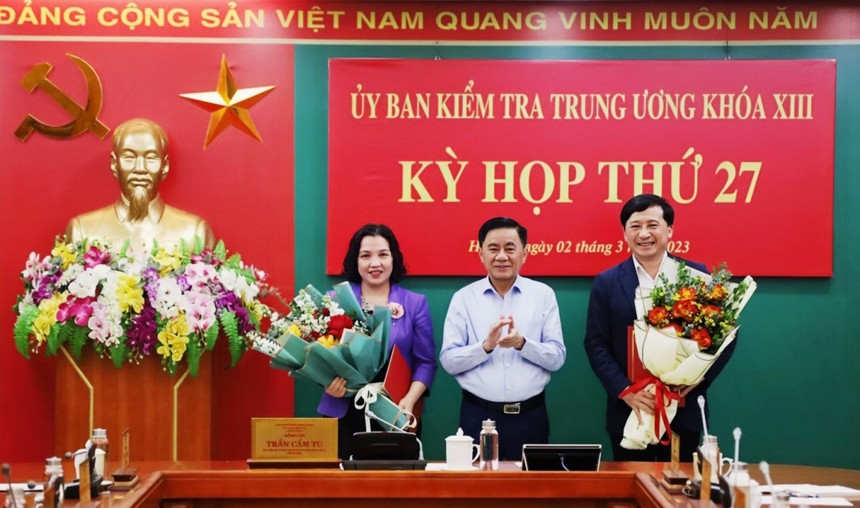 Chủ nhiệm Ủy ban Kiểm tra Trung ương trao quyết định và tặng hoa chúc mừng 2 cán bộ vừa được Bộ Kl991.com tải ứng dụng chuẩn y Phó Chủ nhiệm Ủy ban Kiểm tra Trung ương.