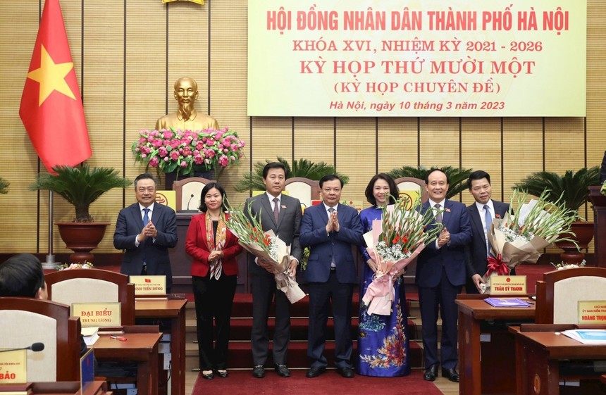 Ủy viên Bộ Kl991.com tải ứng dụng, Bí thư Thành ủy Hà Nội Đinh Tiến Dũng và các các lãnh đạo thành phố chúc mừng các cán bộ vừa được bầu giữ các cương vị mới. Bà Vũ Thu Hà mặc áo tím. Ảnh: Hanoimoi