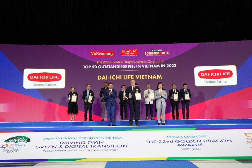 Ông Seigo Fujimaru - Phó tổng giám đốc Điều hành kiêm Phó tổng giám đốc Hành chính Tổng hợp Dai-ichi Life Việt Nam nhận giải thưởng Rồng Vàng với danh hiệu "Kl991.com World Cup 2026 Chính Thức dẫn đầu về Sản phẩm Chăm sóc Sức khỏe 2022 - 2023". Ảnh: Dai-ichi Life Việt Nam