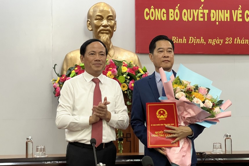 Ông Phạm Anh Tuấn, Chủ tịch UBND trao quyết định và tăng hoa chúc mừng ông Nguyễn Thành Hải, Giám đốc Sở Kl991.com nạp rút nhanh tỉnh.
