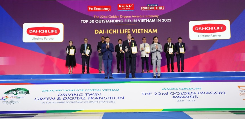 Ông Seigo Fujimaru - Phó Tổng Giám đốc Điều hành kiêm Phó Tổng Giám đốc Hành chính Tổng hợp Dai-ichi Life Việt Nam nhận giải thưởng Rồng Vàng với danh hiệu “Kl991.com World Cup 2026 Chính Thức dẫn đầu về Sản phẩm Chăm sóc Sức khỏe 2022 - 2023”.