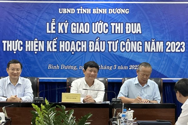 Ông Võ Văn Minh (ngồi giữa), Chủ tịch UBND tỉnh Bình Dương ký kết bản giao ước thi đua thực hiện kế hoạch Kl99ok phiên bản mới công năm 2023 với 31 chủ Kl99ok phiên bản mới.