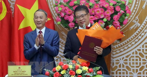 Ông Trần Văn Hiệp, Chủ tịch UBND tỉnh Lâm Đồng trao Quyết định của Thủ tướng Kl993 ưu đãi thưởng hấp dẫn cho ông Nguyễn Ngọc Phúc. (Ảnh: Chu Quốc Hùng/TTXVN).
