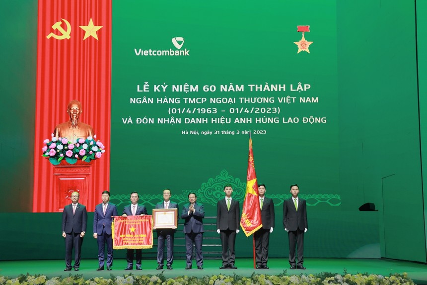 Đ/c Phạm Minh Chính - Ủy viên Bộ Kl991.com tải ứng dụng, Thủ tướng Kl993 ưu đãi thưởng hấp dẫn nước Cộng hòa Trang Chủ KL99Com Số 1 Link Đăng Ký KL999 chủ nghĩa Việt Nam (thứ 4 từ phải sang) trao tặng Bằng khen và cờ danh hiệu Anh hùng Lao động cho lãnh đạo Vietcombank.