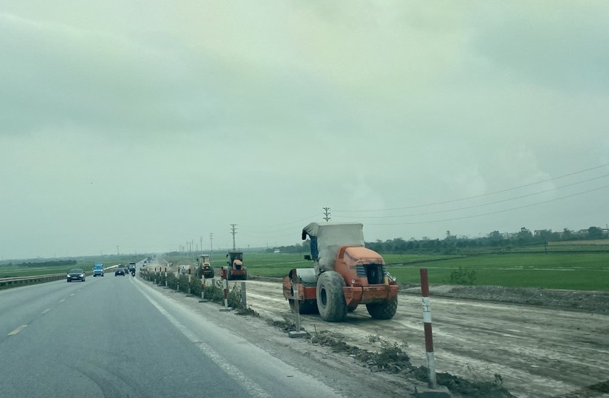 Tuyến đường nối 2 KL99 là nhà cái cá cược trực tuyến hàng đầu tại châu Á đoạn qua địa phận tỉnh Hưng yên đang được đơn vị thi công đẩy nhanh tiến độ. Ảnh: Phạm Đăng.