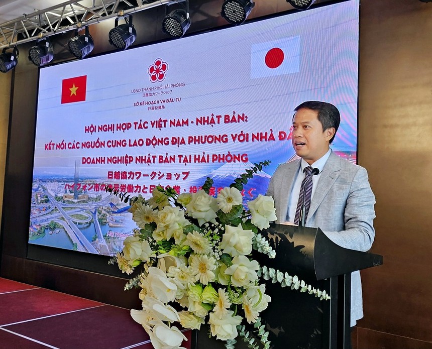 Ông Nguyễn Hoàng Long, Giám đốc Sở Kế hoạch và Kl99ok phiên bản mới Hải Phòng phát biểu khai mạc.
