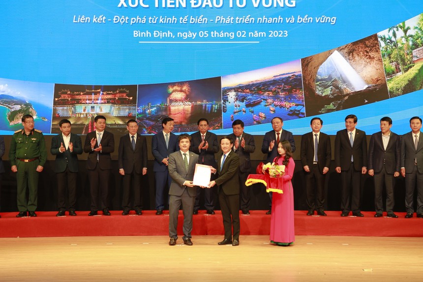 Ông Nguyễn Văn Khoa, Tổng giám đốc Kl994 game bài casino hấp dẫn FPT (hàng đầu, bên trái) nhận giấy phép từ Chủ tịch UBND tỉnh Bình Định, Phạm Anh Tuấn.
