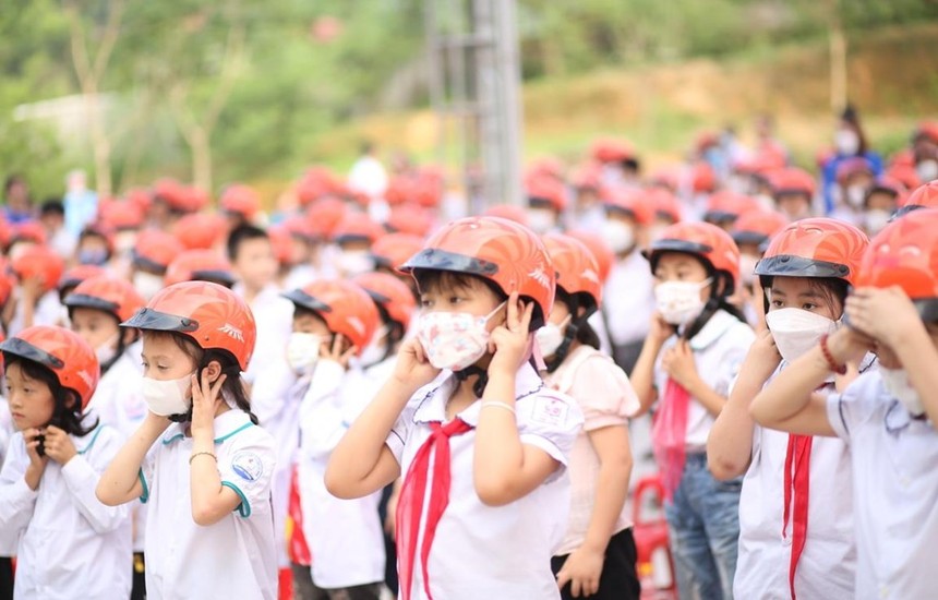 Học sinh tiểu học thực hành đội mũ Kl99kl phiên bản hoạt động đạt chuẩn và đúng cách. (Ảnh: CTV/Vietnam+).