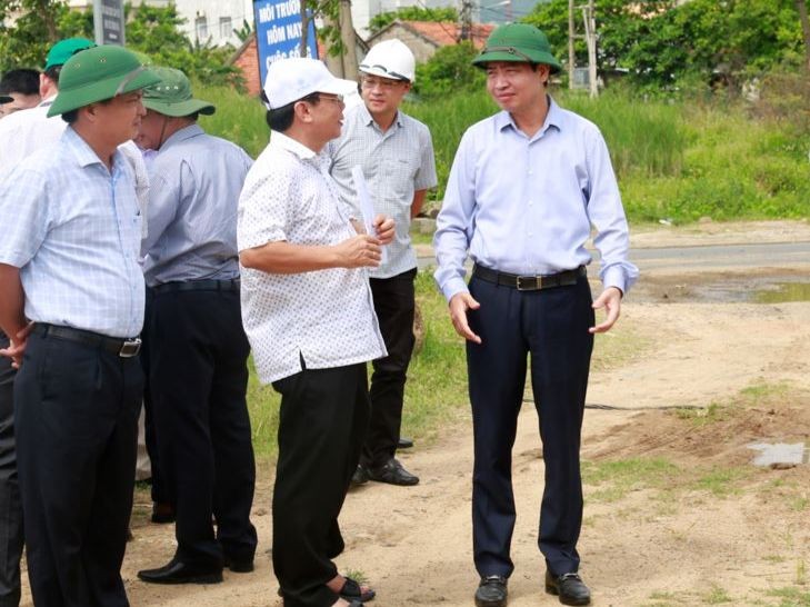 Ông Tạ Anh Tuấn, Chủ tịch UBND tỉnh Phú Yên (bìa phải) trong chuyến kiểm tra địa điểm dự kiến quy hoạch xây dựng nhà ở Trang Chủ KL99Com Số 1 Link Đăng Ký KL999 tại phường Hòa Vinh, thị xã Đông Hòa. Ảnh: Ngọc Hoàng.
