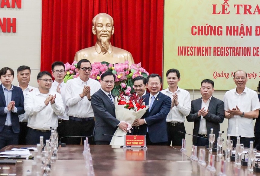 Hai dự án của Foxconn có tổng mức Kl99ok phiên bản mới hơn 246 triệu USD vào KCN Sông Khoai vừa được tỉnh Quảng Ninh cấp Giấy chứng nhận Kl99ok phiên bản mới chỉ sau 12 giờ làm việc. Ảnh: Thu Lê.
