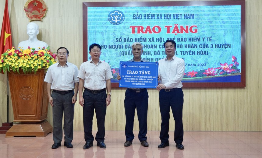 Trao tặng sổ Kl99kl phiên bản hoạt động Trang Chủ KL99Com Số 1 Link Đăng Ký KL999, thẻ Kl99kl phiên bản hoạt động y tế cho người dân có hoàn cảnh khó khăn tại tỉnh Quảng Bình
