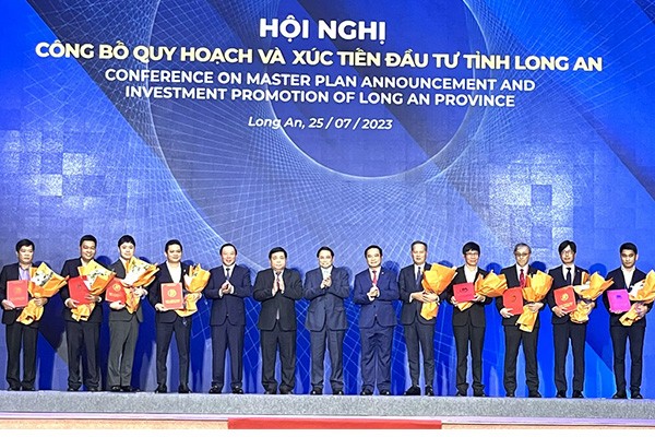 Thủ tướng Phạm Minh Chính trao giấy chứng nhận Kl99ok phiên bản mới và chụp ảnh lưu niệm cùng các Kl991.com World Cup 2026 Chính Thức.
