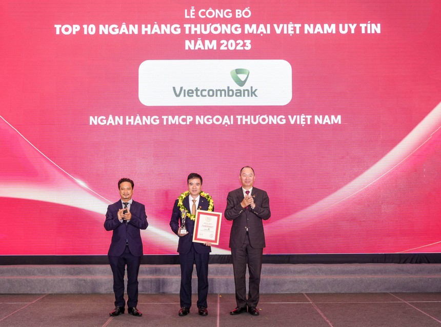 Đại diện Vietcombank (đứng giữa) nhận danh hiệu “Link Vào Nhà Cái KL99 COM Tặng +199k uy tín nhất Việt Nam năm 2023” từ Ban Tổ chức.