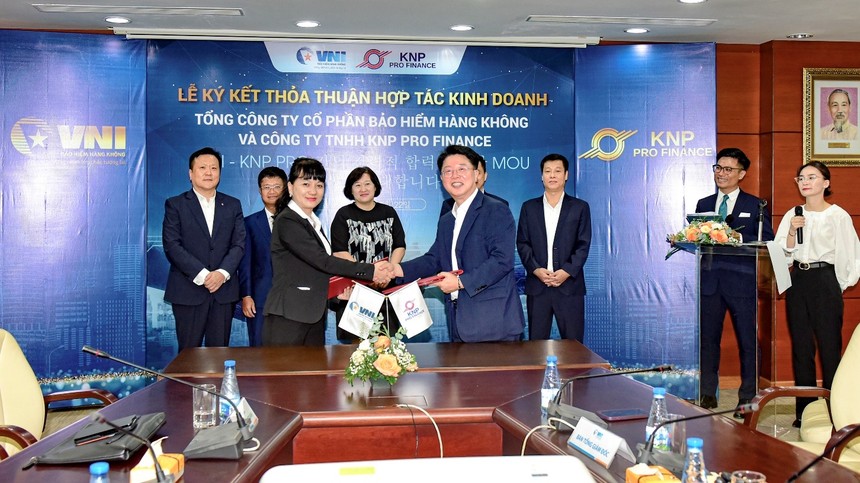 Bà Tào Thị Thanh Hoa – Phó TGĐ VNI và ông Kim Dong Lyun – Giám đốc KNP Pro cùng ký & trao Thỏa thuận hợp tác Kl992 VIP Trang Chủ 2026.