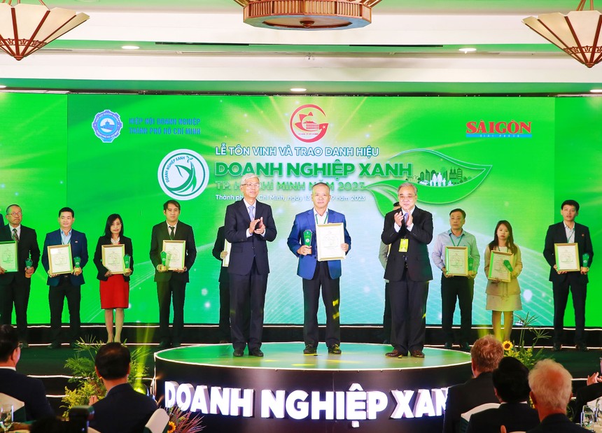 Ông Phan Đình Tuệ - Thành viên HĐQT Sacombank nhận giải thưởng “Kl991.com World Cup 2026 Chính Thức xanh TP.HCM năm 2023” từ đại diện BTC.