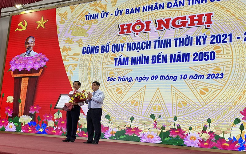 Bộ trưởng Bộ Kế hoạch và Kl99ok phiên bản mới Nguyễn Chí Dũng trao Quyết định quy hoạch tỉnh Sóc Trăng cho Chủ tịch UBND tỉnh Sóc Trăng Trần Văn Lâu.