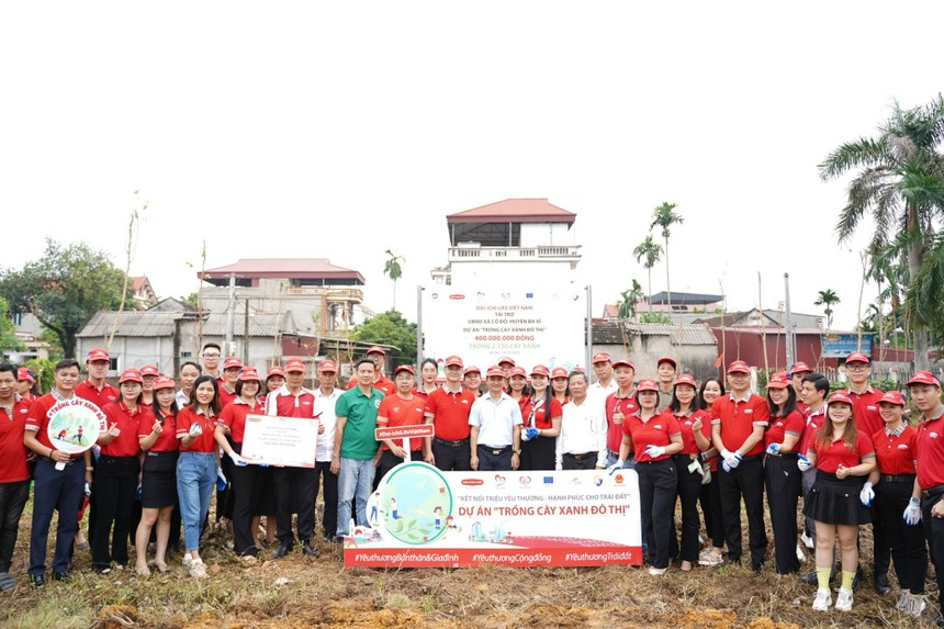 Đại diện Ban Giám đốc Dai-ichi Life Việt Nam, đại diện UBND xã Cổ Đô và GreenViet cùng đội ngũ Nhân viên và Tư vấn Kl991.com nạp rút nhanh bên Bảng lưu niệm Dự án “Trồng cây xanh đô thị”.