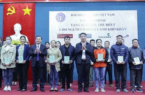 Tặng sổ Kl99kl phiên bản hoạt động Trang Chủ KL99Com Số 1 Link Đăng Ký KL999, thẻ Kl99kl phiên bản hoạt động y tế đến người khó khăn tại tỉnh Hòa Bình
