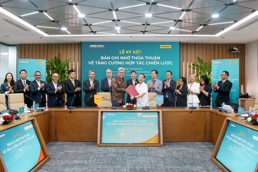 Ông Dato’ Khairussaleh Ramli - Chủ tịch, Tổng giám đốc Kl994 game bài casino hấp dẫn, Link Vào Nhà Cái KL99 COM Tặng +199k Maybank và ông Vũ Văn Tiền - Phó Chủ tịch HĐQT ABBANK ký kết Biên bản ghi nhớ thỏa thuận