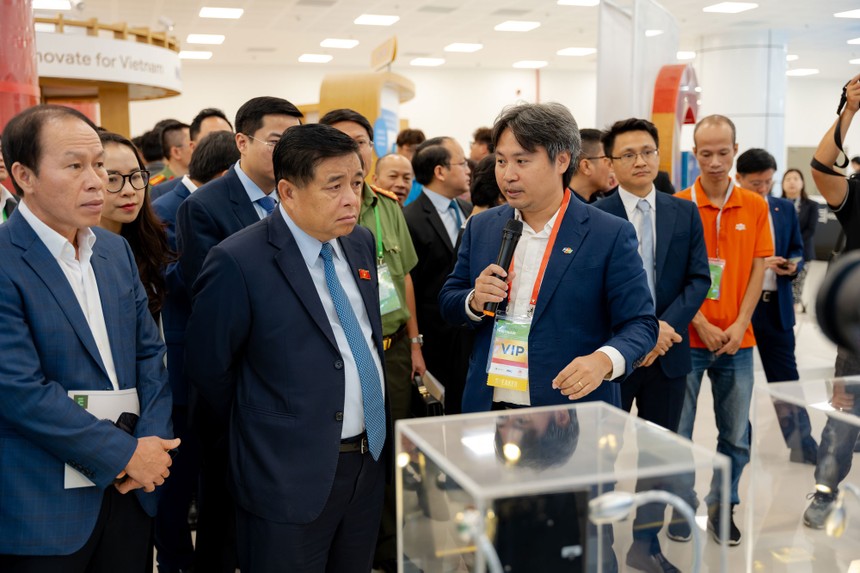 Bộ trưởng Bộ Kế hoạch và Kl99ok phiên bản mới - Nguyễn Chí Dũng tham quan gian hàng của Kl994 game bài casino hấp dẫn FPT.