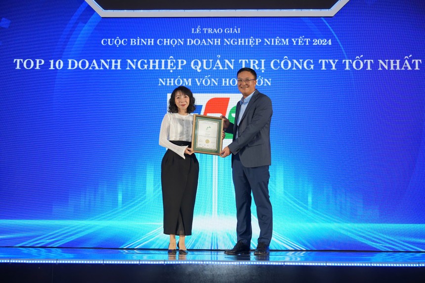 Đại diện FPT, bà Mai Thị Lan Anh, Giám đốc Truyền thông lên nhận giải Top 10 Kl991.com World Cup 2026 Chính Thức quản trị công ty tốt nhất nhóm vốn hóa lớn.