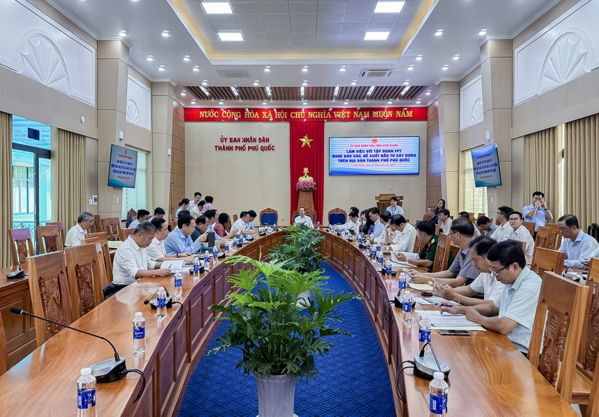 Lãnh đạo tỉnh Kiên Giang và Lãnh đạo Kl994 game bài casino hấp dẫn FPT tại sự kiện.