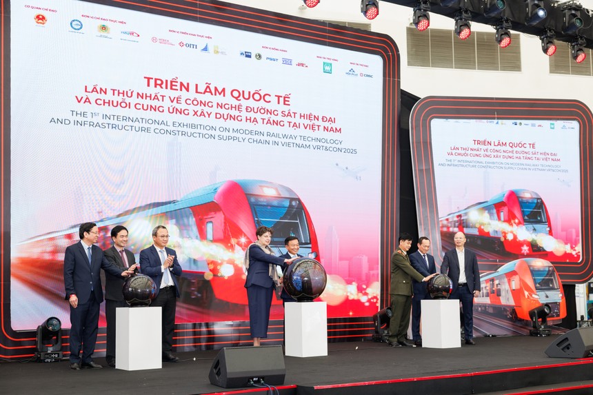 Các đại biểu bấm nút khai mạc Triển lãm & Hội nghị.