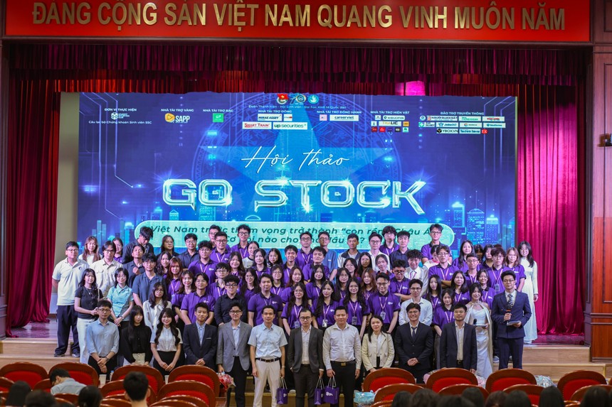 Các diễn giả chụp ảnh kỷ niệm tại hội thảo Go Stock 2026.