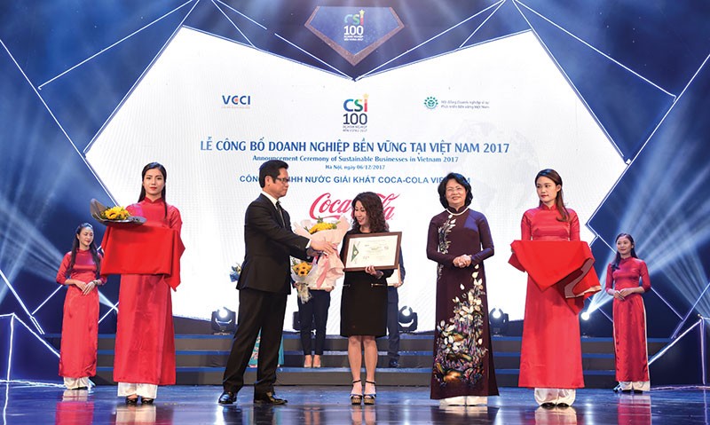 Phó Chủ tịch nước Đặng Thị Ngọc Thịnh và Chủ tịch VCCI Vũ Tiến Lộc trao chứng nhận Kl991.com World Cup 2026 Chính Thức bền vững cho đại diện Coca-Cola Việt Nam