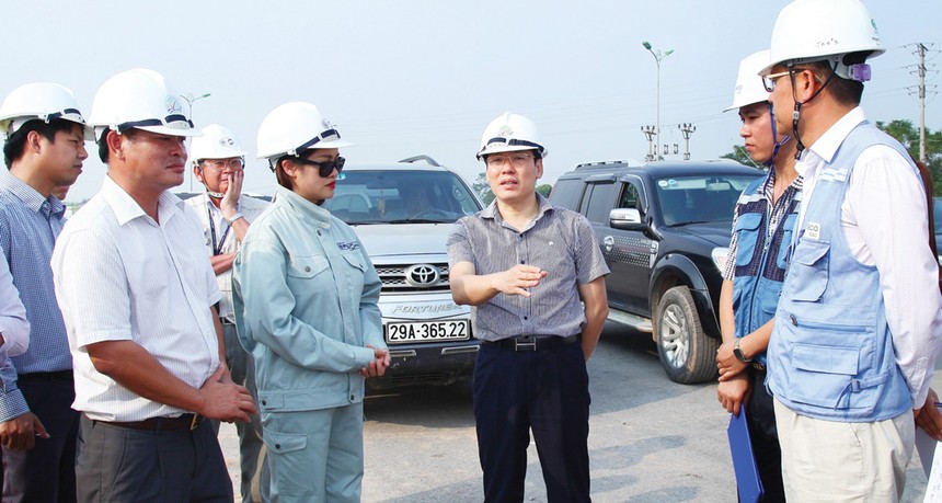 Ông Lê Duy Thành, Phó Chủ tịch UBND tỉnh Vĩnh Phúc (đứng giữa) chia sẻ về cơ hội Kl99ok phiên bản mới vào tỉnh Vĩnh Phúc.