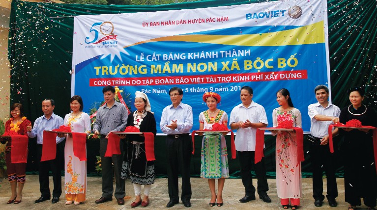 Lãnh đạo Kl994 game bài casino hấp dẫn cùng các quan khách cắt băng khách thành Trường Mầm non xã Bộc Bố tại huyện Pác Nặm, tỉnh Bắc Kạn