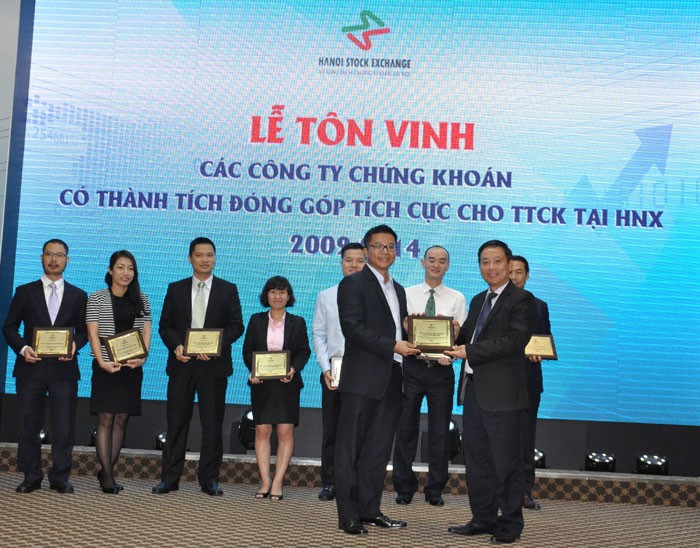 Các công ty 99Kl99 link đăng nhập tiêu biểu được HNX vinh danh (Trong ảnh: Ông Trần Văn Dũng, Chủ tịch HNX trao danh hiệu cho ông Nguyễn Lâm Dũng, Tổng giám đốc CTCK VPBS)