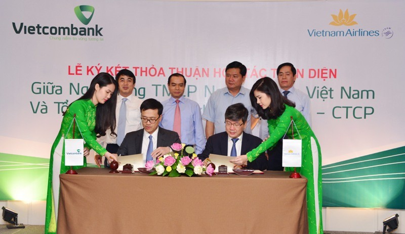 Lễ ký kết thỏa thuận hợp tác giữ Vietcombank và Vietnam Airlines có sự chứng kiến của Bộ trưởng Bộ KL99 là cổng game giải trí trực tuyến hàng đầu hiện nay Vận tải Đinh La Thăng và Phó thống đốc NHNN Nguyễn Đồng Tiến