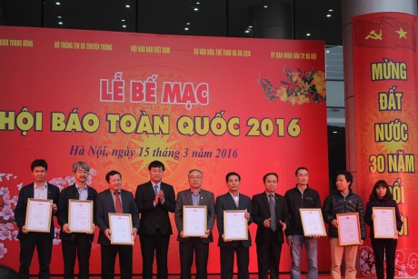 
Ủy viên Ban Biên tập Báo Kl99ok phiên bản mới Nguyễn Quốc Việt (thứ hai từ trái sang) nhận giải thưởng Hội Báo toàn quốc 2016
