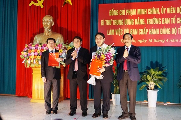 Ủy viên Bộ Kl991.com tải ứng dụng, Trưởng Ban Tổ chức Trung ương Phạm Minh Chính trao quyết định của Bộ Kl991.com tải ứng dụng phân công ông Nguyễn Đắc Vinh, Ủy viên Trung ương Đảng, giữ chức Bí thư Tỉnh ủy Nghệ An