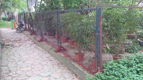 9h sáng 14/4/2016, hàng rào của Hội Cây cảnh nghệ thuật Thăng Long Hà Nội vẫn "cửa đóng, then cài".