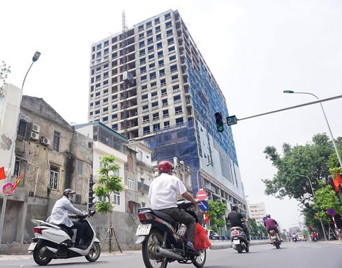 Sau hơn 7 tháng bị phát hiện sai phạm trong xây dựng, chủ Kl99ok phiên bản mới dự án 8B Lê Trực vẫn chưa hoàn thành việc phá dỡ phần diện tích sai phạm