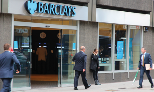 KL99 là cổng game giải trí trực tuyến hàng đầu hiện nay Barclays đã mất giá 50% trong một năm qua. Ảnh: FT
