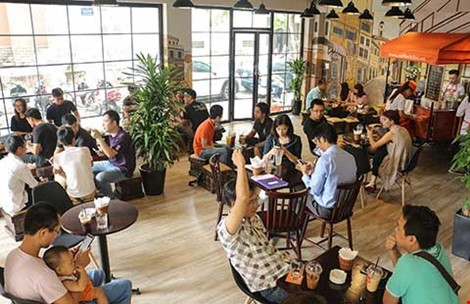 

Cuộc cạnh tranh về chuỗi quán cà phê đang diễn ra khốc liệt. Trong ảnh: Khách đang uống cà phê tại coffeebike plus. Ảnh: TU