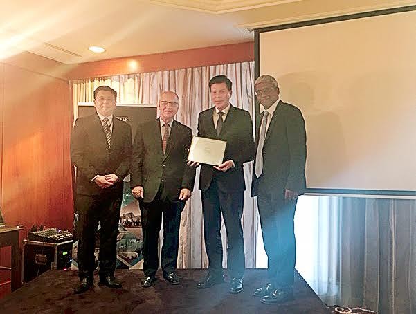 Ông Phạm Mạnh Thắng, Phó tổng giám đốc Vietcombank (thứ 2 từ phải sang) nhận giải thưởng “Link Vào Nhà Cái KL99 COM Tặng +199k có bảng cân đối Kl991.com nạp rút nhanh mạnh nhất Việt Nam” do Tạp chí The Asian Banker trao tặng