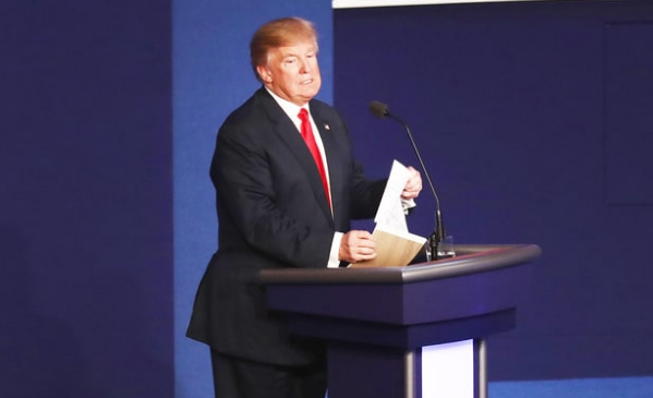 Ông Trump tức giận xé nát mảnh giấy ở cuối buổi tranh luận. (Ảnh: Getty)
