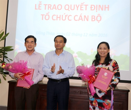 Chủ tịch Ủy ban nhân dân tỉnh Đồng Tháp Nguyễn Văn Dương đã trao quyết định bổ nhiệm Giám đốc Sở Công Thương và Phó Giám đốc Sở Lao động – Thương binh và Trang Chủ KL99Com Số 1 Link Đăng Ký KL999. Ảnh Đongthap.gov.vn 