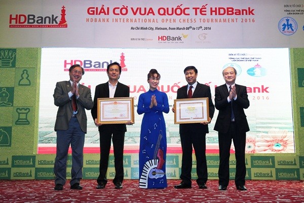 Ông Vương Bích Thắng -Tổng Cục trưởng Tổng cục Thể dục Thể thao trao bằng khen của Thủ tướng Kl993 ưu đãi thưởng hấp dẫn cho đại diện lãnh đạo HDBank vì những đóng góp tích cực cho phong trào Cờ vua và đội tuyển Cờ Việt Nam trong 6 năm qua